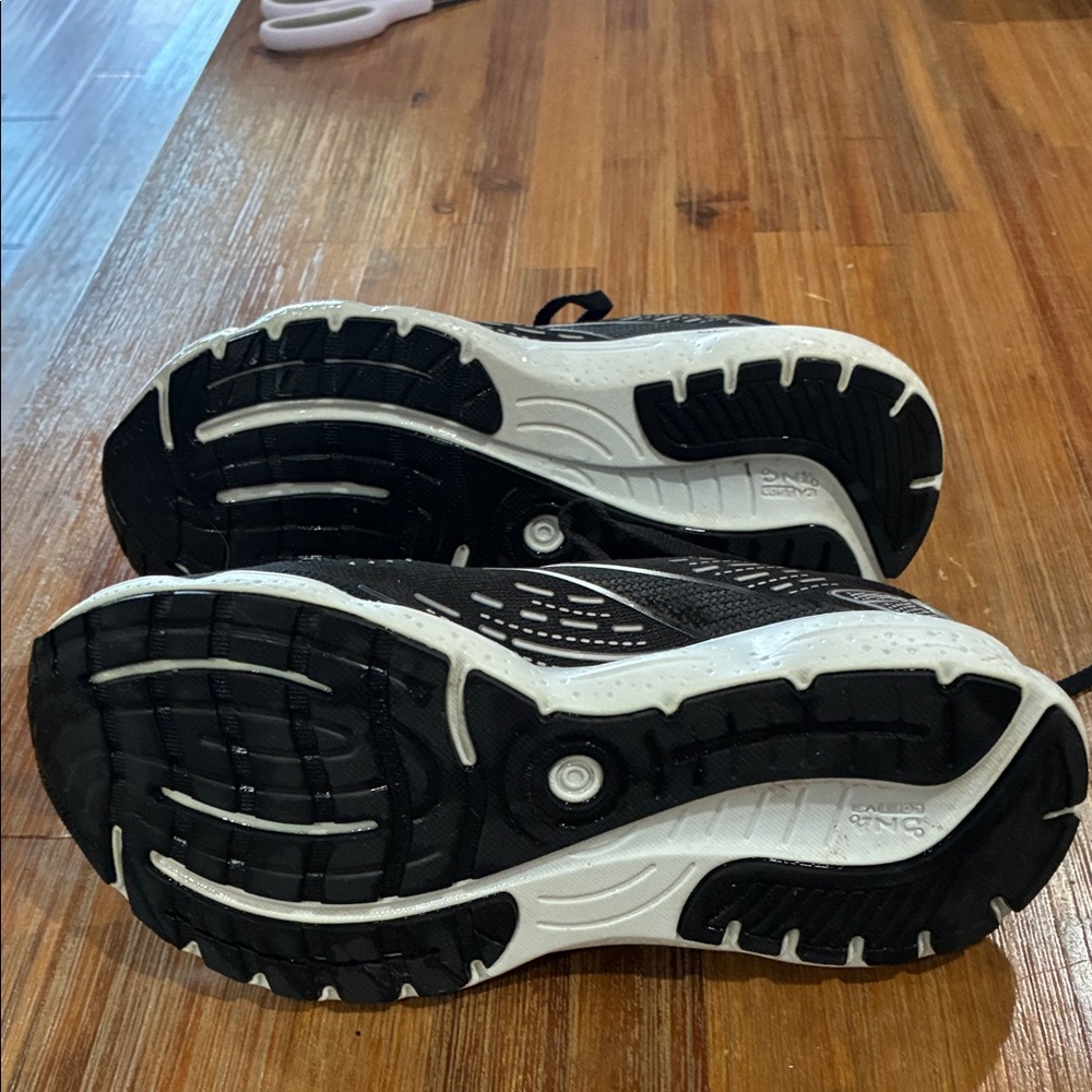 Brooks Women’s Black and White Glycerin Athletic Shoes - Picture 5 of 5